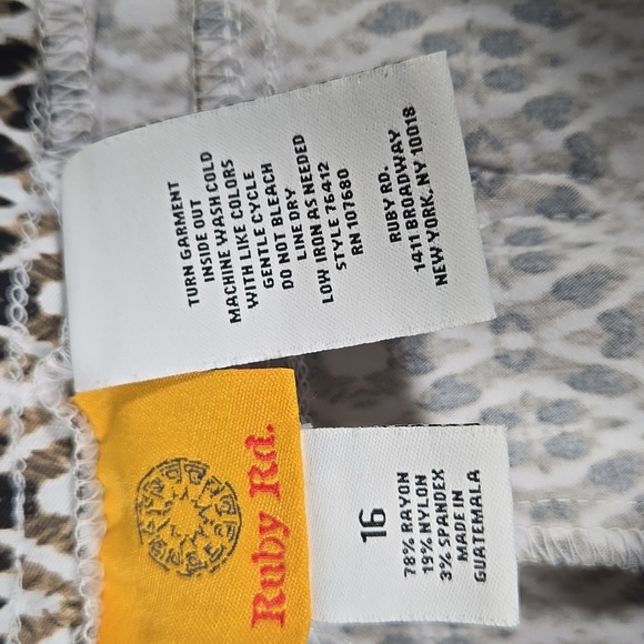 Ruby Rd.  Brown & White Stretch Bermuda Shorts Size 16 - Picture 4 of 4